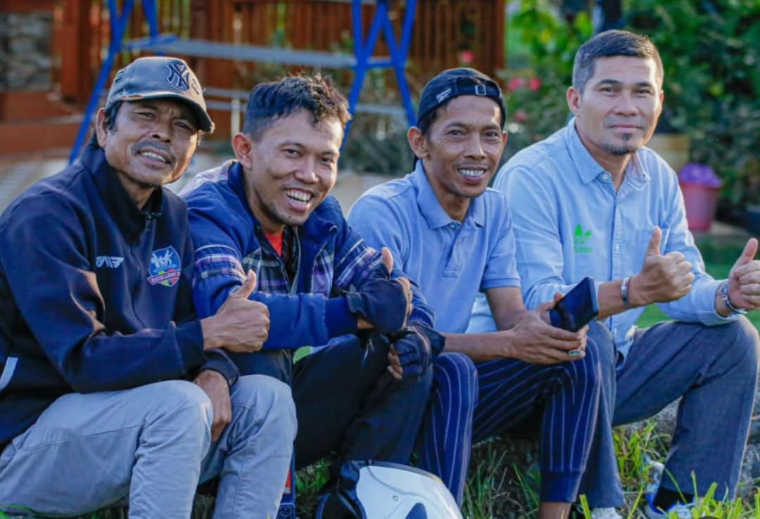 Dian Okta (kedua dari kiri), resmi tukangi Pesit Kuningan untuk Liga 4 musim 2025/2026
